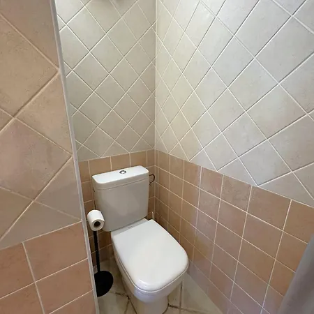 Cosy A 200m De La Parking & Wi-fi アパート